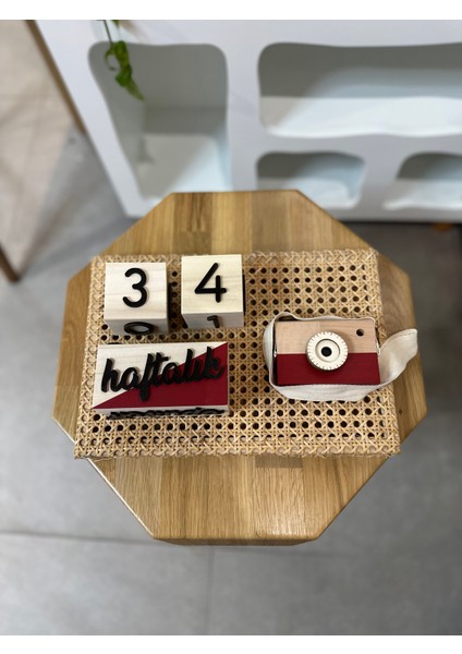 İsimli Renkli 3 Boyutlu Bebek Ahşap Hatıra Küpü Anı Küpü + Ahşap Fotoğraf Makinesi Seti / Türkçe / Kırmızı