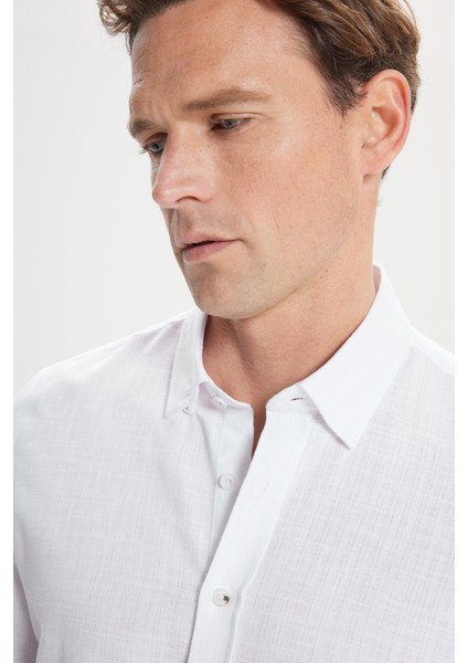 Erkek Beyaz Slim Fit Dar Kesim Gizli Düğmeli Yaka Keten Görünümlü %100 Pamuk Flamlı Gömlek fırsatları