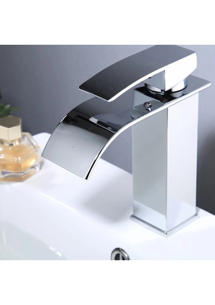 C Tarzı Modern Banyo Havzası Musluk Şelale Güverte Üstü Soğuk ve Sıcak Su Musluk Bataryası Pirinç Krom Vanity Gemi Lavabo Vinç (Yurt Dışından)