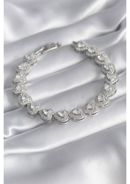 Pirinç Gümüş Renk Zirkon Taşlı Kalp Model Kadın Bileklik