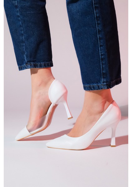 Kadın Beyaz Topuklu Ayakkabı PU Malzeme Düz Taban 9 cm Yükseklikle Şık Tasarım