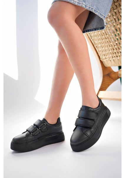 Dolgu Taban Cırtlı Siyah Cilt Kadın Ayakkabı
