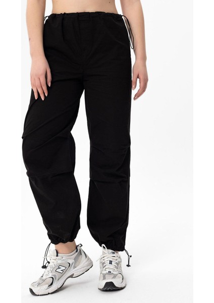 Kadın Beli Paçası Lastik Detaylı Paraşüt Pantolon modelleri