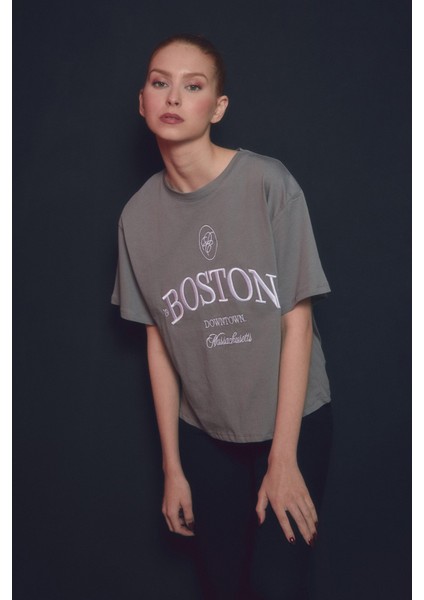 Boston Nakışlı Oversize Tişört