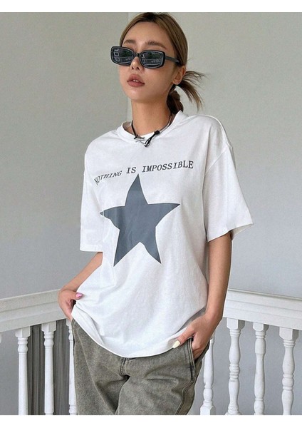 Kadın Beyaz Impossible Star Baskılı Oversize Tişört