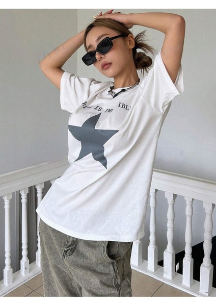 Kadın Beyaz Impossible Star Baskılı Oversize Tişört modelleri