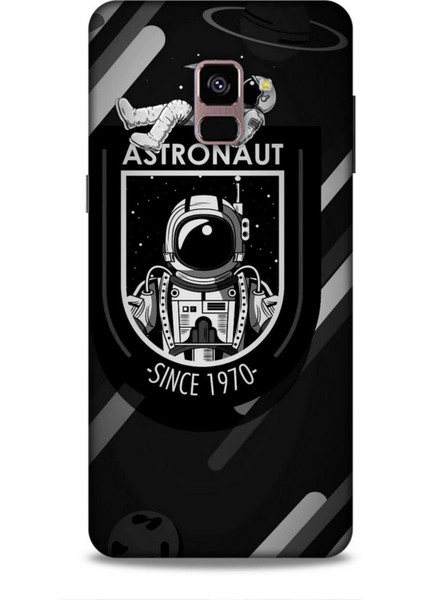 Samsung Galaxy A8 Plus 2018 Kılıf Caliburn 2 Astronaut 1970 Kapak