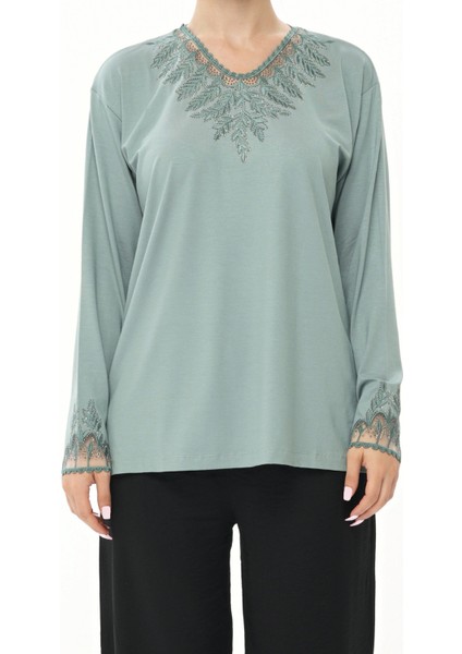 Yaka ve Kol Ucu Tül Detaylı Taş Işlemeli Su Yeşili Anne Penye Bluz