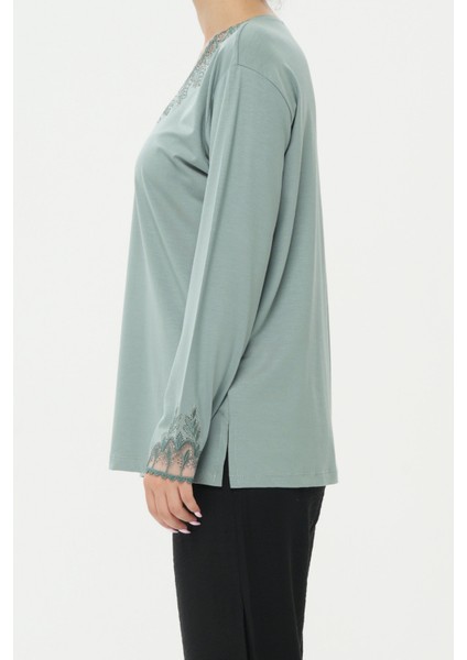 Yaka ve Kol Ucu Tül Detaylı Taş Işlemeli Su Yeşili Anne Penye Bluz fiyatları