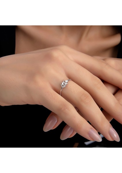 0.14 Ct G Si 1.24 gr 14 K Jwd Pırlanta Baget Yüzük