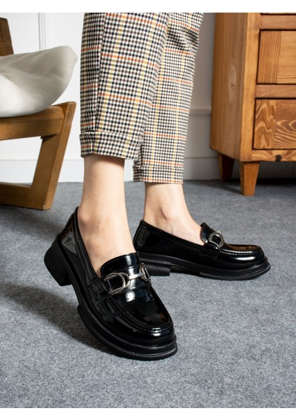 Poppy Siyah Rugan Toka Detay Kadın Loafer