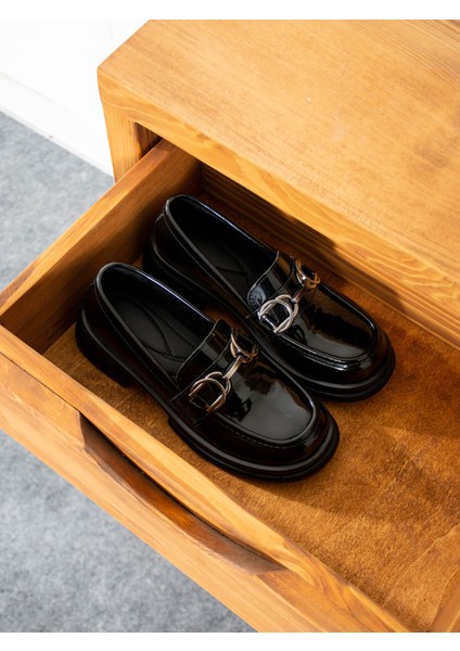 Poppy Siyah Rugan Toka Detay Kadın Loafer fiyatları