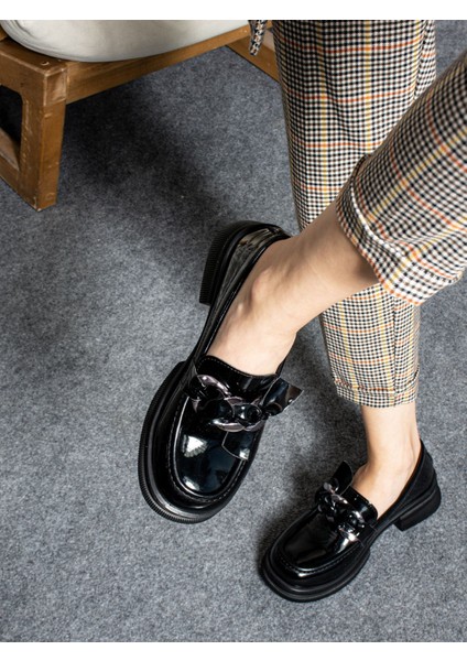 Poppy Siyah Rugan Zincir Detay Kadın Loafer