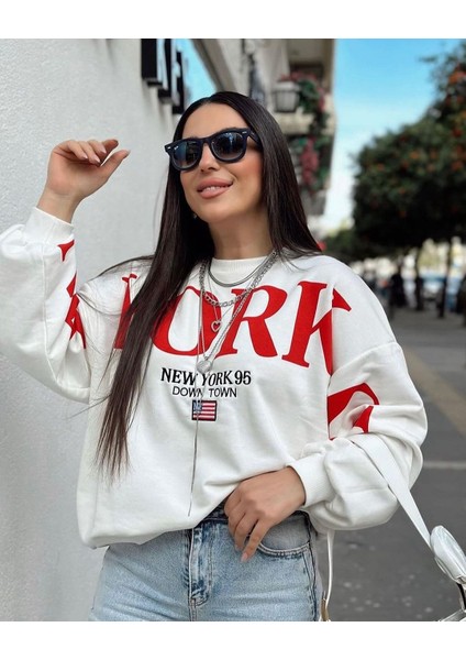 Ekru Kırmızı Kol Baskı Detaylı New York Baskılı Oversize Sweatshirt