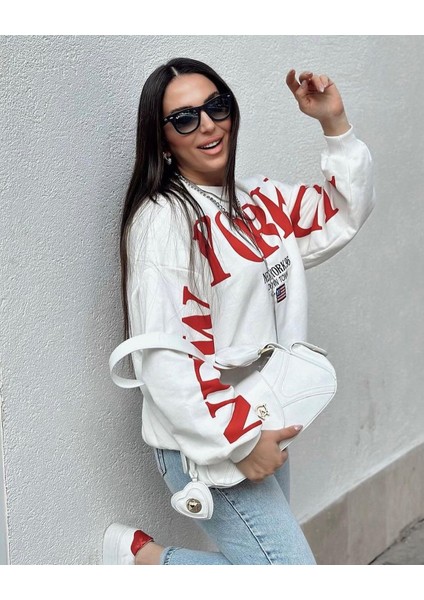 Ekru Kırmızı Kol Baskı Detaylı New York Baskılı Oversize Sweatshirt modelleri