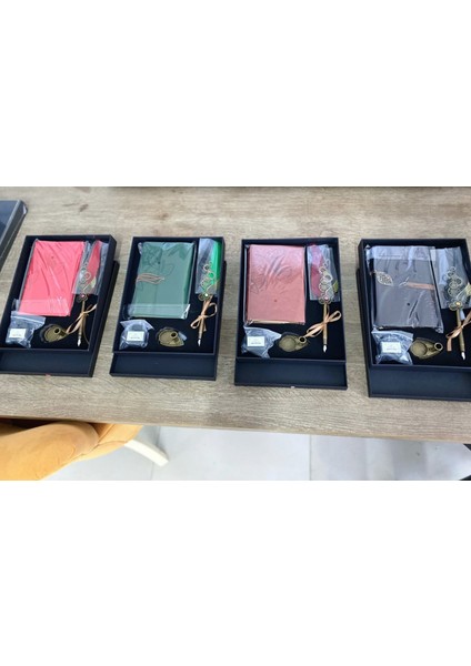 Mürekkepli Divit Kalem Seti Özel Tasarım ve Görünümü ile Özel Hediye. Defter Kalem Seti Vintage Görüntüye Sahip Olup Hediye Edeceğiniz Kişiler Hediye Setini Çok Beğenecek