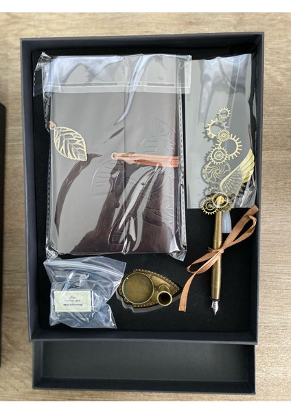 Mürekkepli Divit Kalem Seti Özel Tasarım ve Görünümü ile Özel Hediye. Defter Kalem Seti Vintage Görüntüye Sahip Olup Hediye Edeceğiniz Kişiler Hediye Setini Çok Beğenecek