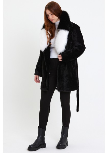 Siyah Alkantara Kumaş Kadın Kaban Yaka Kürklü