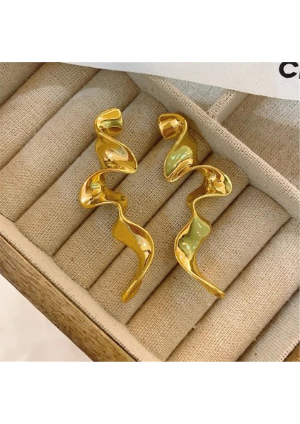 Gold Uzun Kıvrımlı Küpe
