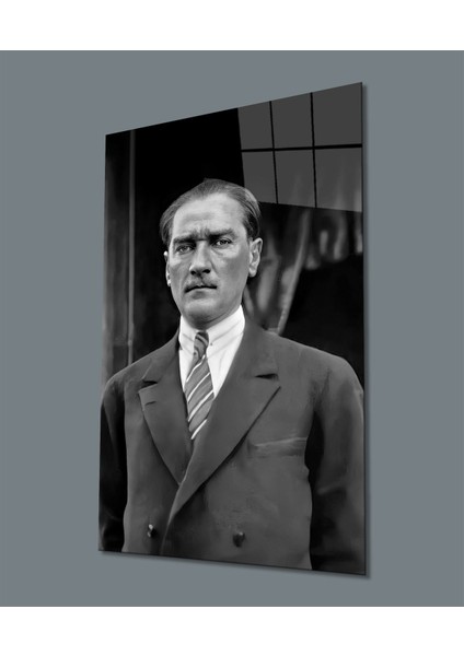 Siyah Beyaz Takım Elbiseli Atatürk Cam Tablo, Uv Baskılı ve Temperli, Hediyelik