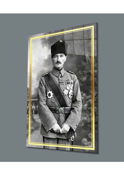 Gold Şerit Siyah Beyaz Üniformalı Atatürk Portesi Cam Tablo, Uv Baskılı ve Temperli, Hediyelik