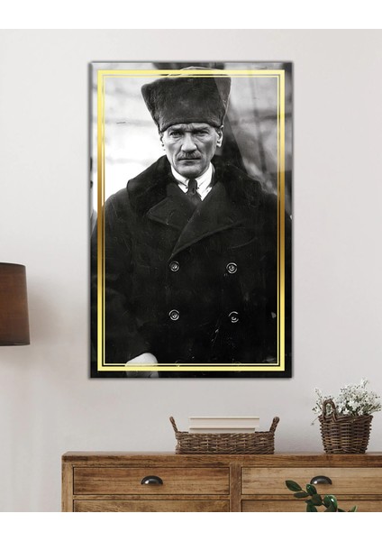 Gold Şerit Siyah Beyaz Pardesülü Atatürk Portresi Cam Tablo, Uv Baskılı ve Temperli, Hediyelik fiyatları