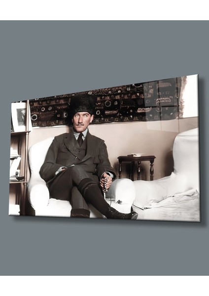 Takım Elbiseli Oturan Atatürk Cam Tablo, Uv Baskılı ve Temperli, Hediyelik