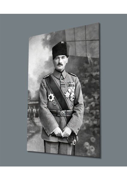 Üniformalı Siyah Beyaz Asker Atatürk Cam Tablo, Uv Baskılı ve Temperli, Hediyelik