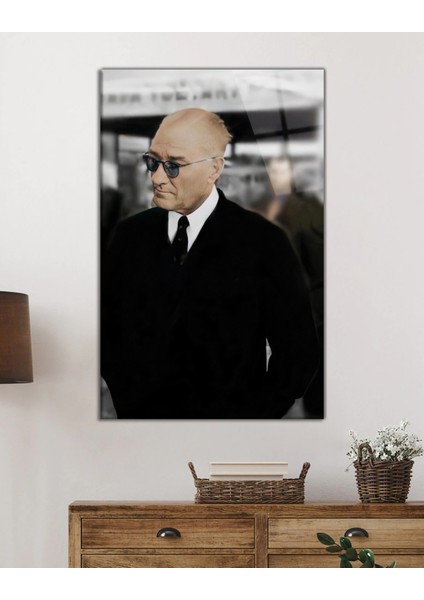 Yakışıklı Takım Elbiseli Atatürk Cam Tablo, Uv Baskılı ve Temperli, Hediyelik fiyatları