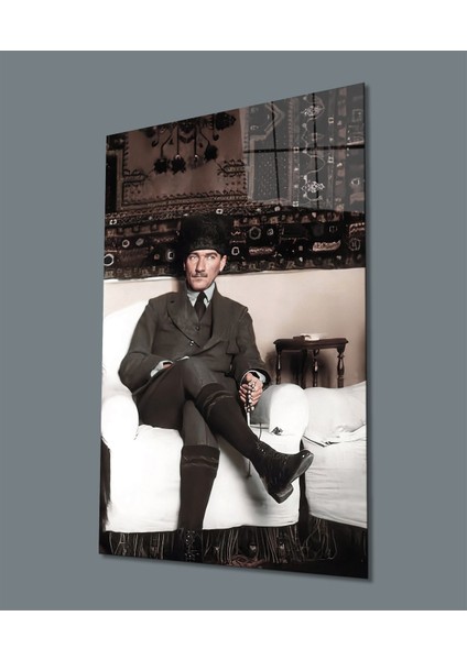 Takım Elbiseli Oturan Atatürk Cam Tablo, Uv Baskılı ve Temperli, Hediyelik