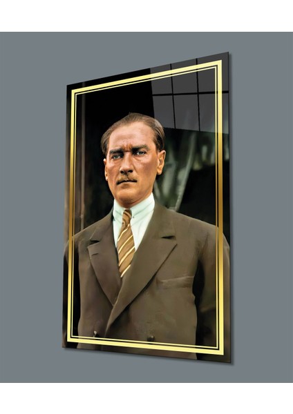 Gold Şerit Takım Elbiseli Atatürk Cam Tablo, Uv Baskılı ve Temperli, Hediyelik