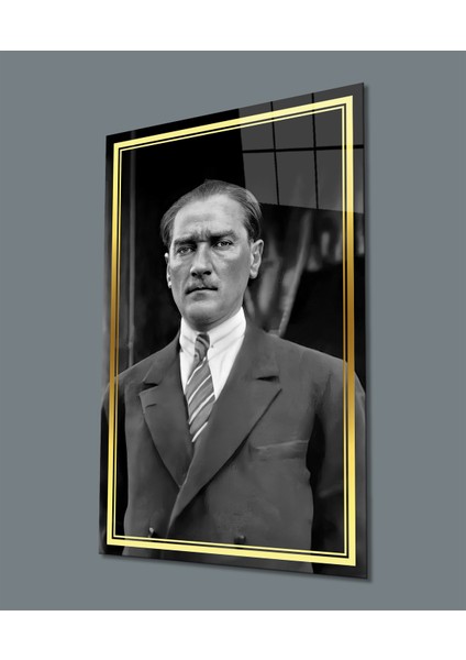 Gold Şerit Siyah Beyaz Takım Elbiseli Atatürk Cam Tablo, Uv Baskılı ve Temperli, Hediyelik