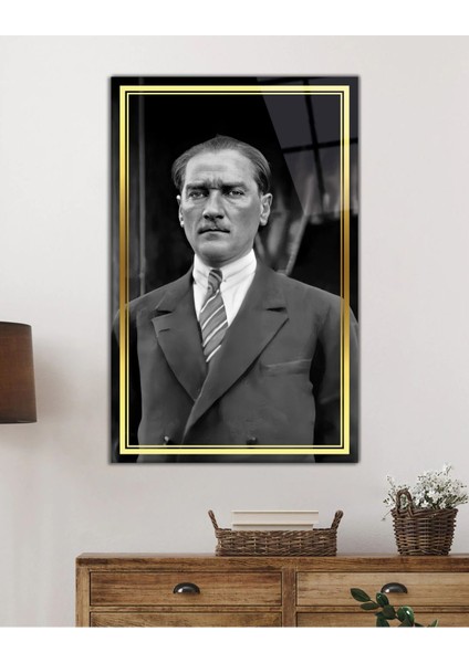Gold Şerit Siyah Beyaz Takım Elbiseli Atatürk Cam Tablo, Uv Baskılı ve Temperli, Hediyelik fiyatları