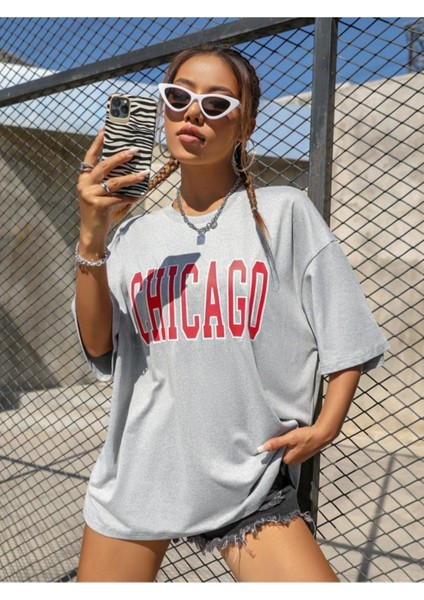 Kadın Açık Gri Chicago Baskılı Düşük Omuz Oversize Bisiklet Yaka T-Shirt