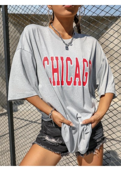 Kadın Açık Gri Chicago Baskılı Düşük Omuz Oversize Bisiklet Yaka T-Shirt