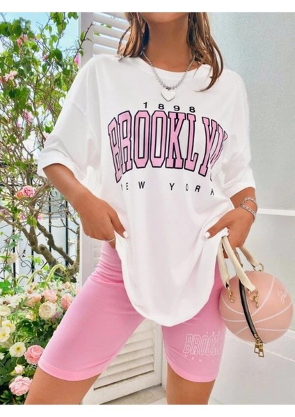 Kadın Açık Pembe Baskılı 1898 Brooklyn New York Beyaz Oversize Bisiklet Yaka T-Shirt