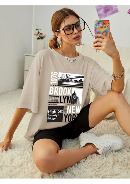 Blacksokak Kadın Bej Brooklyn Baskılı Oversize Bisiklet Yaka Tshirt