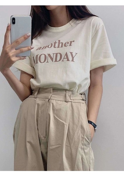 Blacksokak Kadın Bej Monday Baskılı Oversize Bisiklet Yaka Tshirt