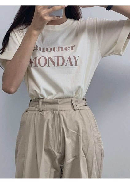 Blacksokak Kadın Bej Monday Baskılı Oversize Bisiklet Yaka Tshirt fiyatları