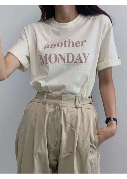 Blacksokak Kadın Bej Monday Baskılı Oversize Bisiklet Yaka Tshirt fırsatları