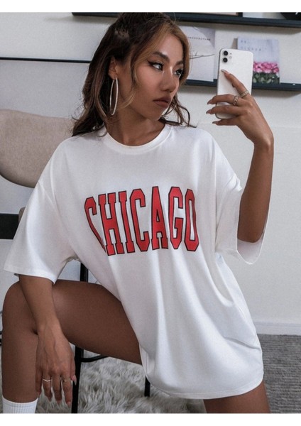 Kadın Beyaz Chicago Baskılı Düşük Omuz Oversize Bisiklet Yaka T-Shirt