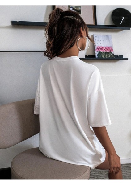 Kadın Beyaz Chicago Baskılı Düşük Omuz Oversize Bisiklet Yaka T-Shirt fiyatları