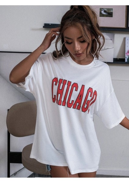 Kadın Beyaz Chicago Baskılı Düşük Omuz Oversize Bisiklet Yaka T-Shirt modelleri