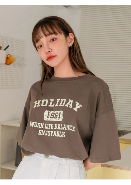Kadın Kahverengi Holıday Baskılı Oversize Bisiklet Yaka Tshirt fiyatları
