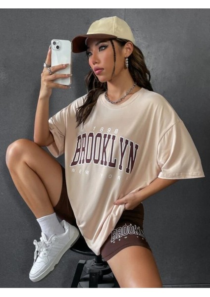 Kadın Kahverengi Baskılı 1898 Brooklyn New York Bej Oversize Bisiklet Yaka T-Shirt