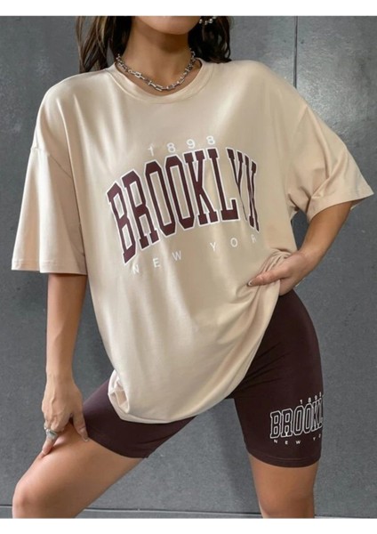 Kadın Kahverengi Baskılı 1898 Brooklyn New York Bej Oversize Bisiklet Yaka T-Shirt modelleri
