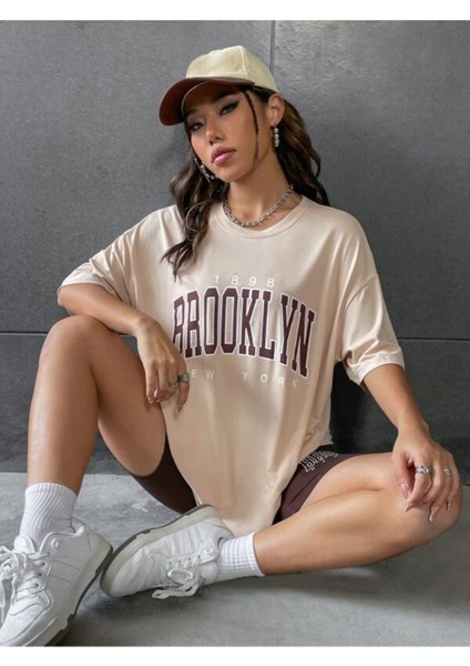 Kadın Kahverengi Baskılı 1898 Brooklyn New York Bej Oversize Bisiklet Yaka T-Shirt fırsatları