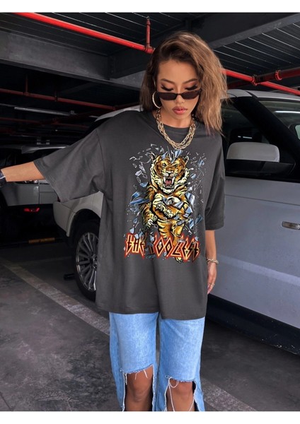 Blacksokak Kadın Koyu Gri Kaplan Baskılı Oversize Bisiklet Yaka T-Shirt fırsatları