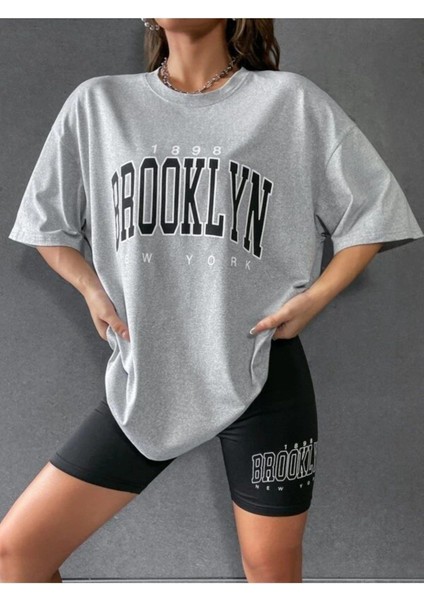 Kadın Siyah Baskılı 1898 Brooklyn New York Gri Oversize Bisiklet Yaka T-Shirt fırsatları