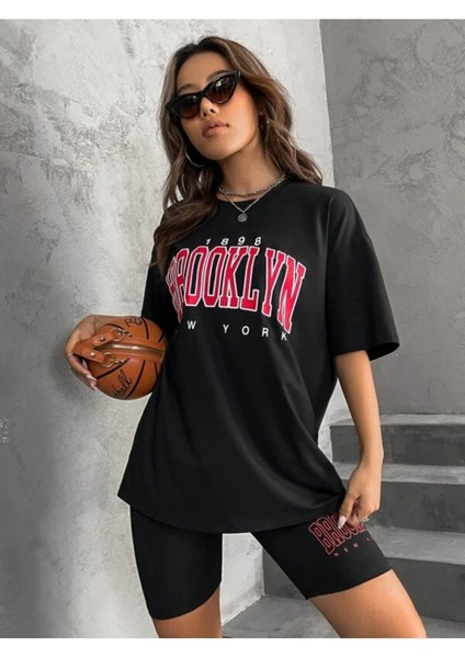 Kadın Kırmızılı Baskılı 1898 Brooklyn New York Siyah Oversize Bisiklet Yaka T-Shirt fırsatları